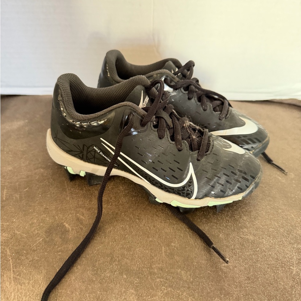 Nike Kids Black and White Hyperdiamond 4 softball cleat size 13C